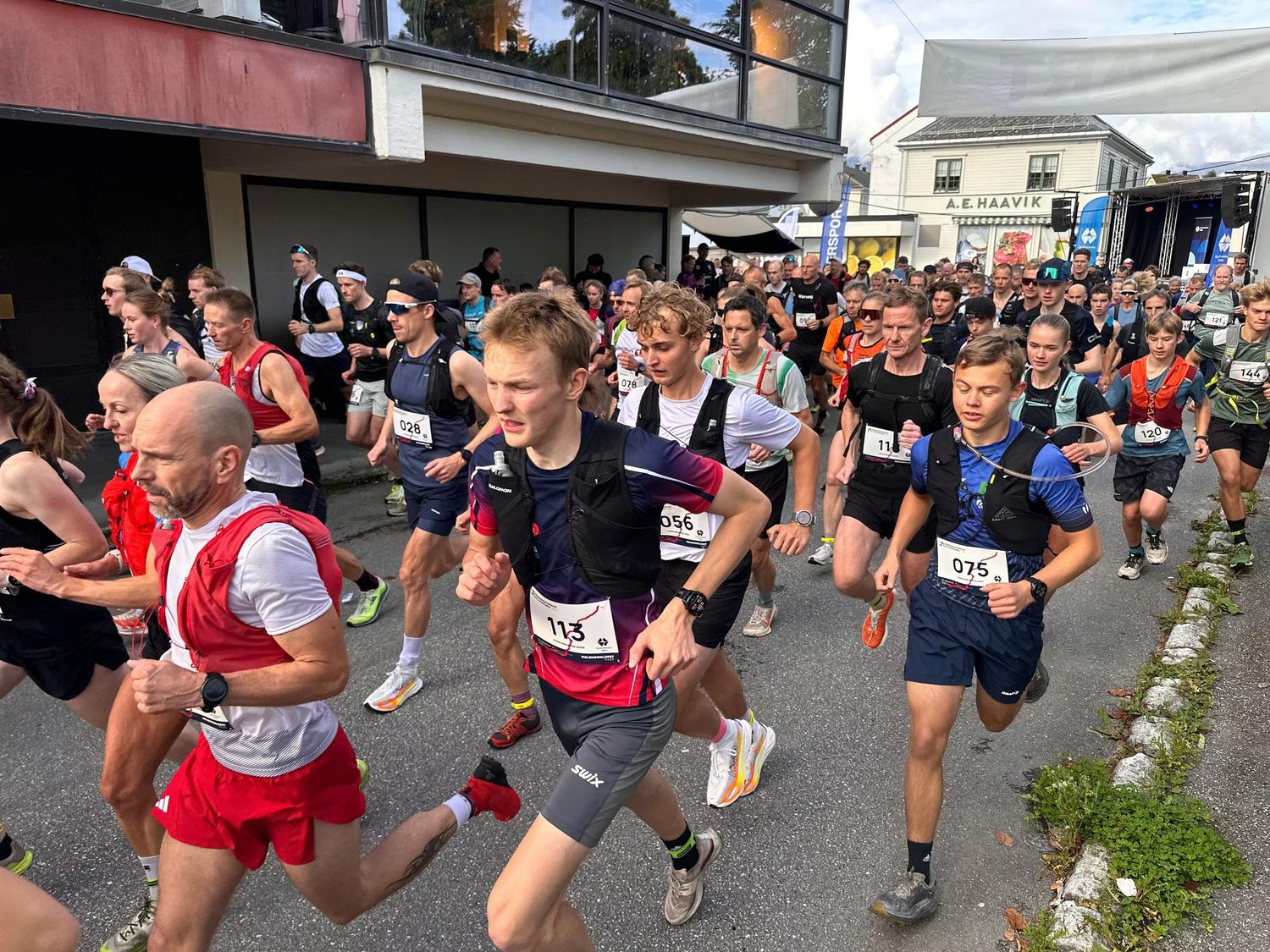 Startfeltet i Volda sentrum idet løpet går, tett med løpere i gata.