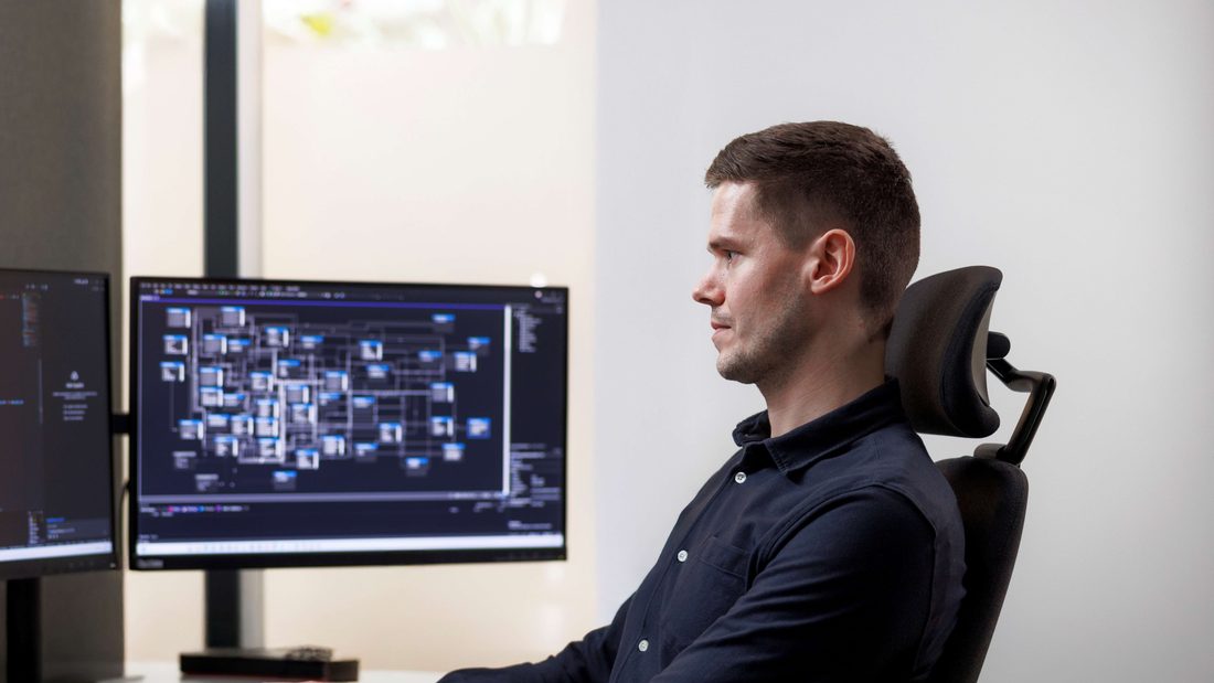 Magnus Gribbestad ved arbeidsplassen sin